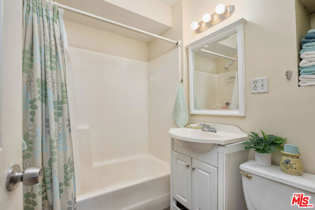 6021 Romaine Street Property Photo 18