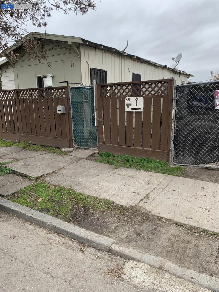 691 Tyler St Property Photo