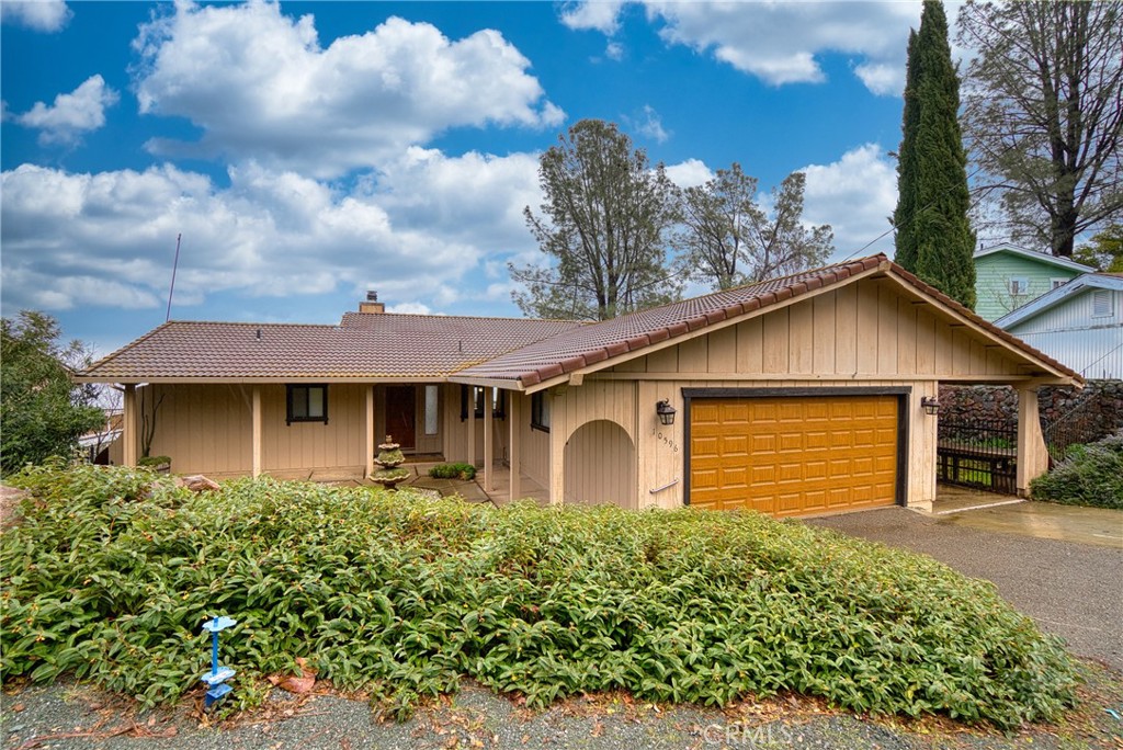 10596 Edgewater Drive Property Photo 1