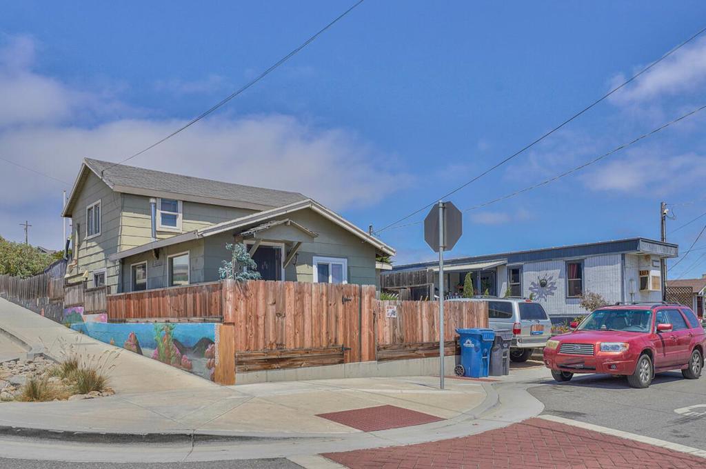 Redwood Avenue Property Photo