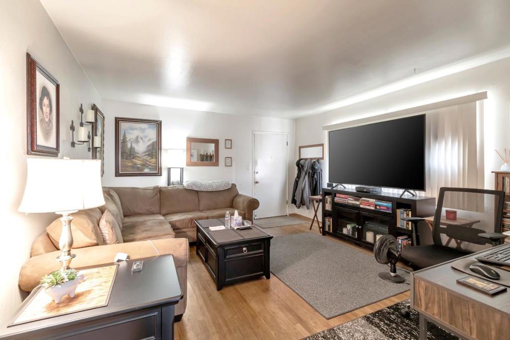 2085 Lynnhaven Drive Property Photo 4