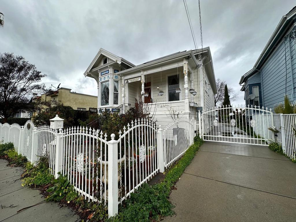 269 E Saint James Street Property Photo 4