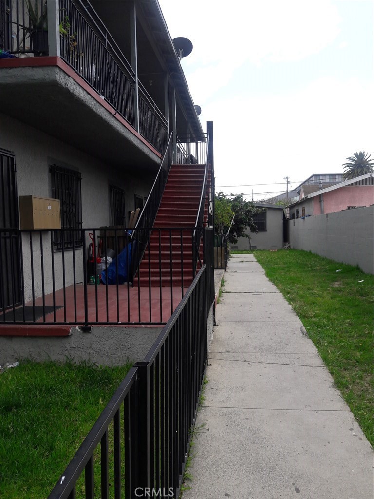 352 E 52nd Street E Property Photo