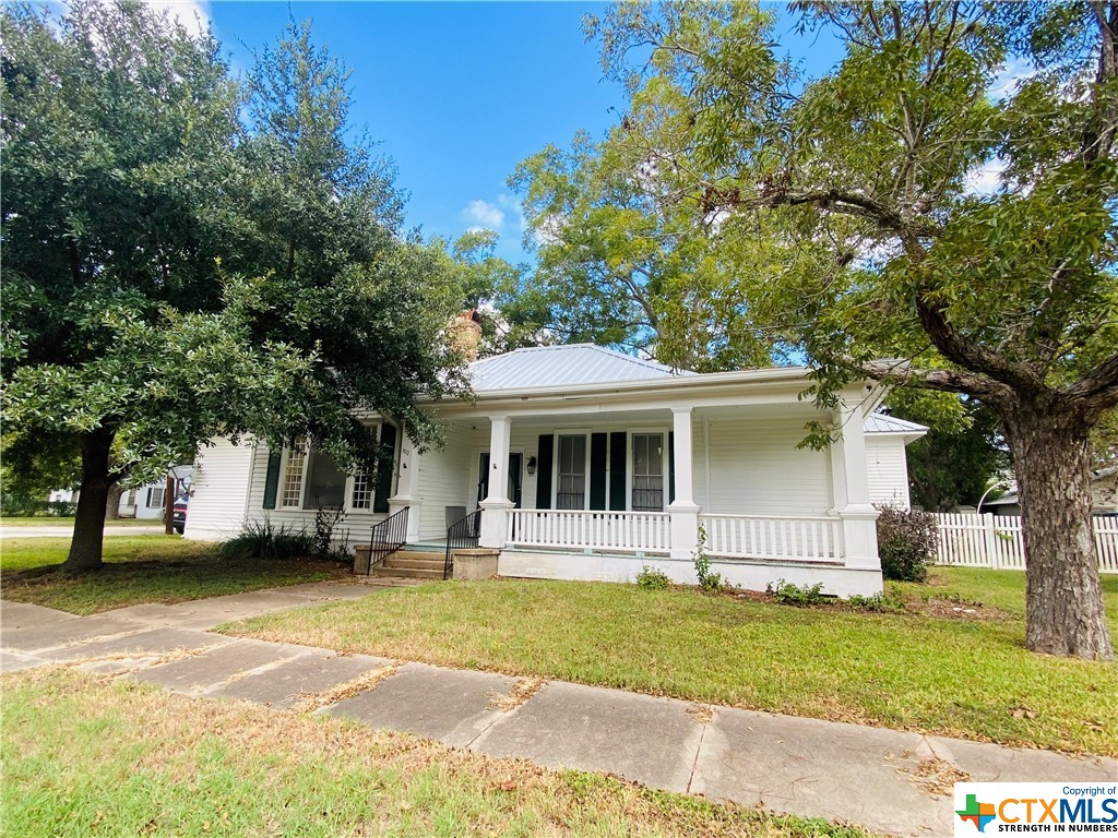 302 E Sarah Street Property Photo 1