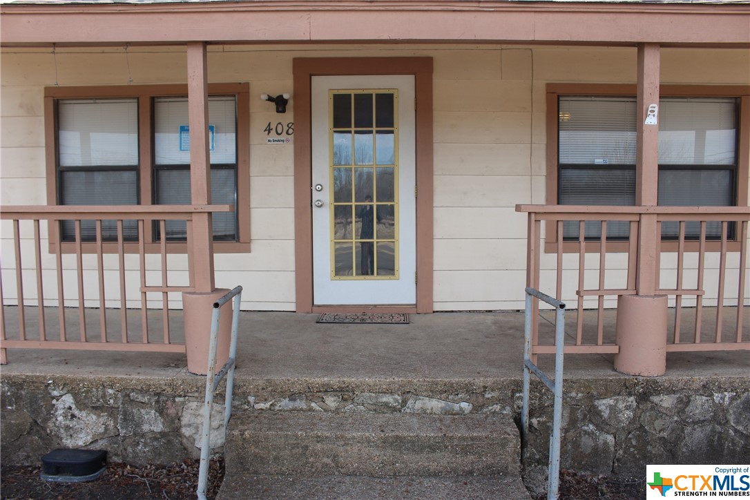 408 E Avenue D Property Photo 1