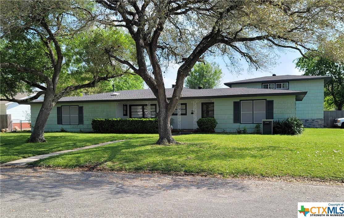 801 E Mistletoe Avenue Property Photo 1
