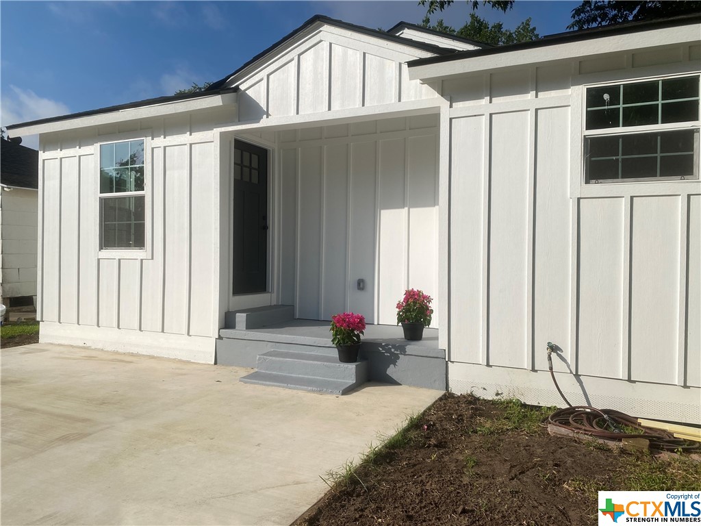 501 E Mcarthur Street Property Photo 1