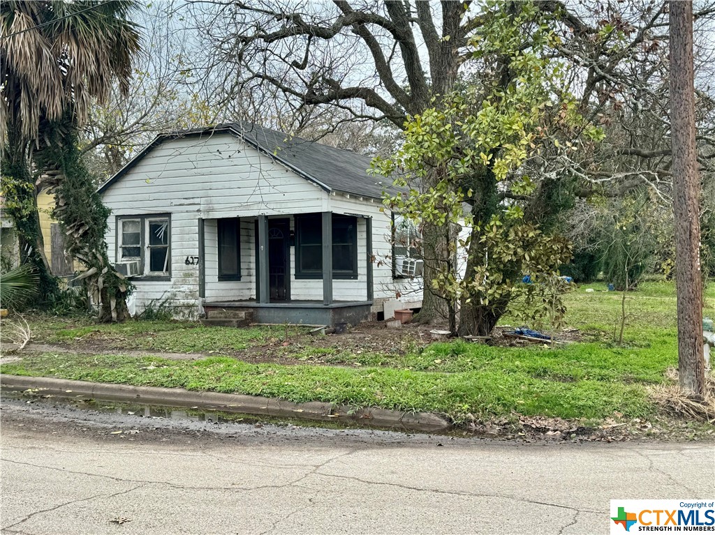 627 W Brazos Street Property Photo 1