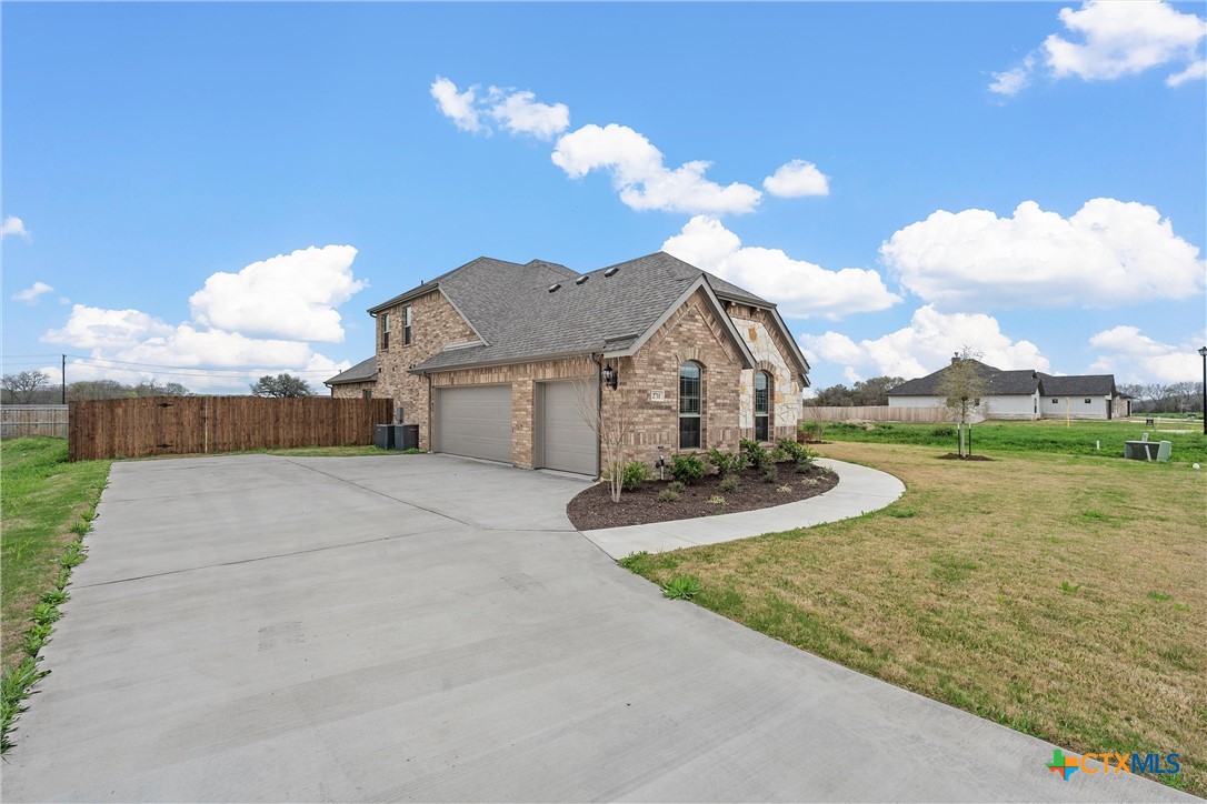 2711 Cibolo Creek Drive Property Photo 2