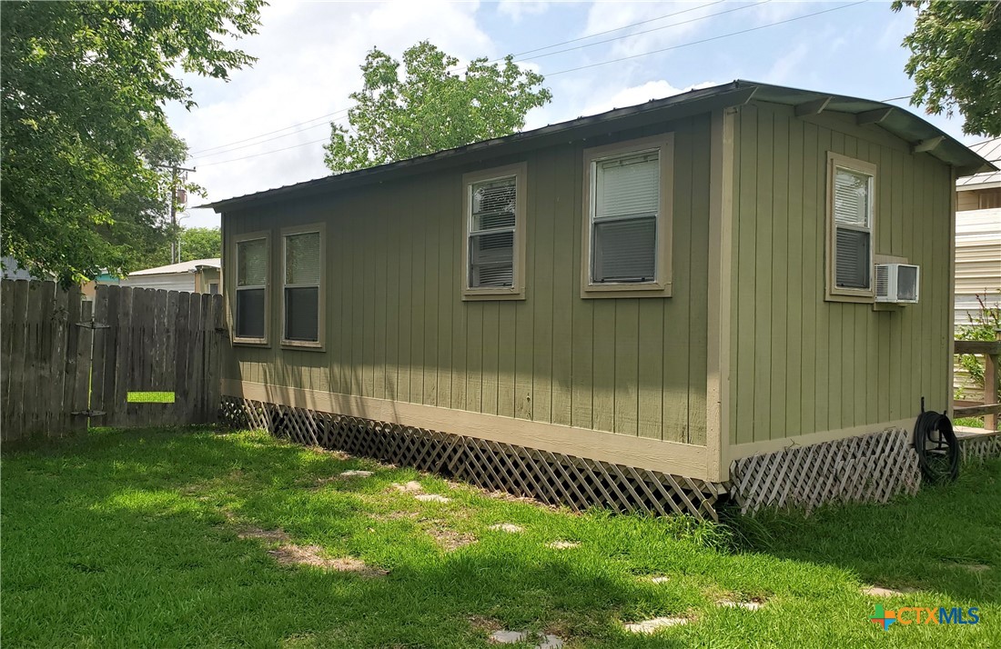402 W Houston Avenue Property Photo 1