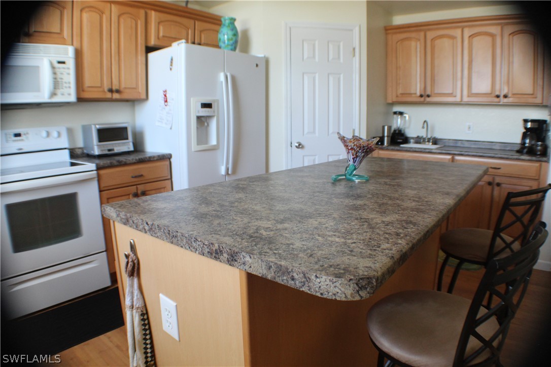 7841 Breakwater Ct Property Photo 8