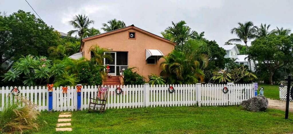 81120 Old Highway Property Photo