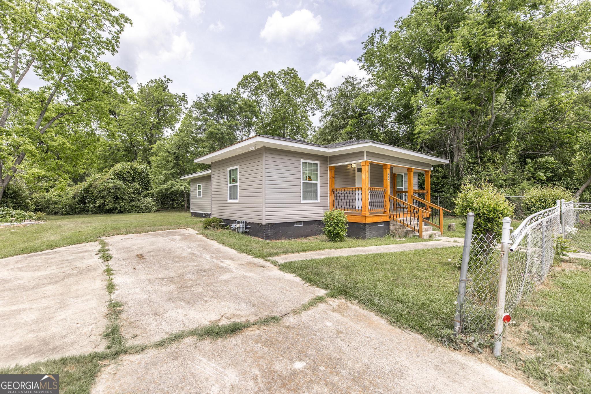 404 Benjamin Street Property Photo 1