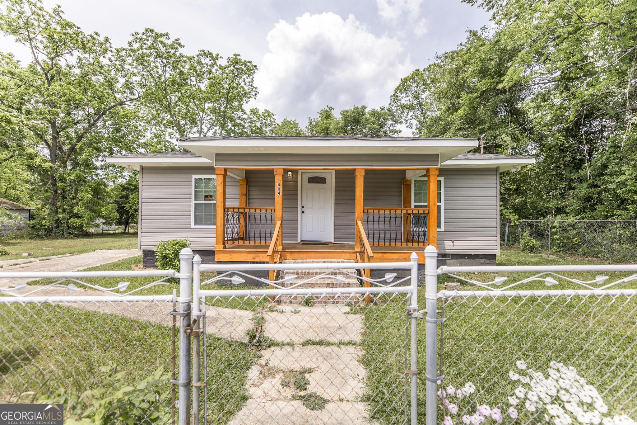 404 Benjamin Street Property Photo 2
