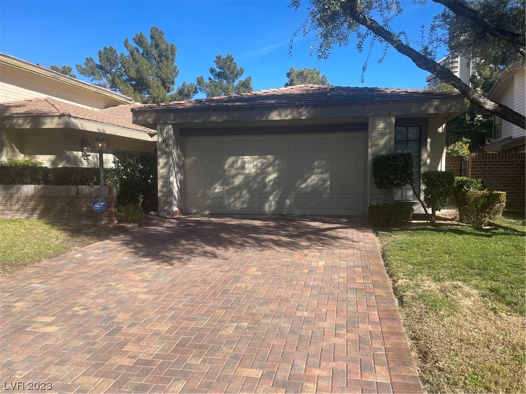 1000 Pinehurst Drive Property Photo 1