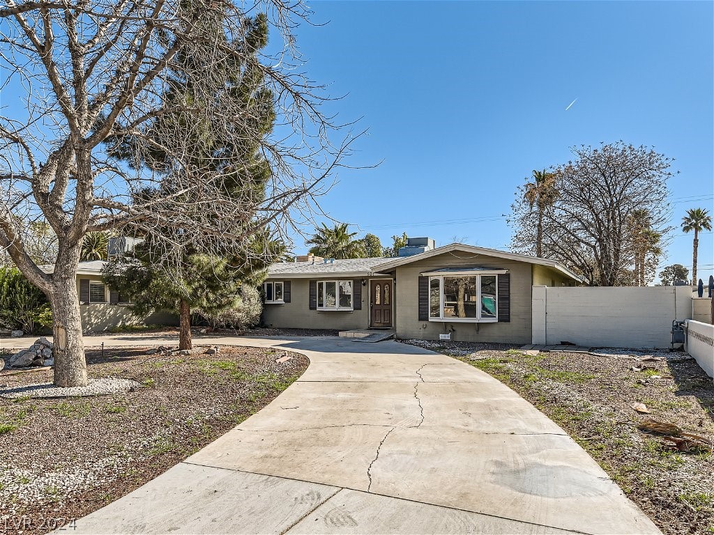 501 Park Way W Property Photo 1