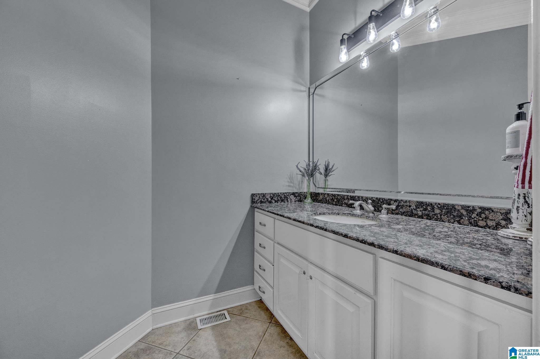 8602 English Road Property Photo 13
