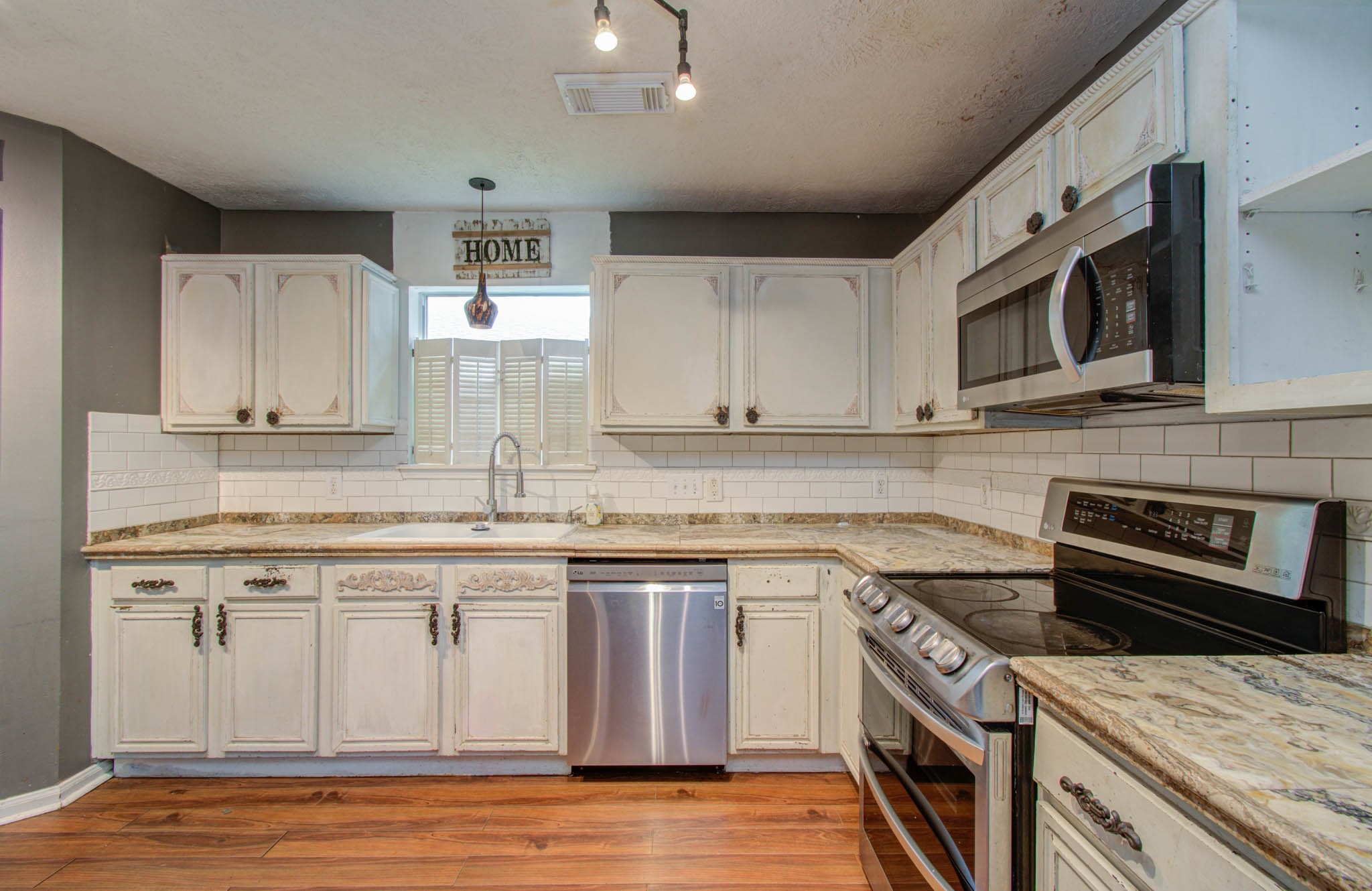 17319 Morning Star Avenue Property Photo 2