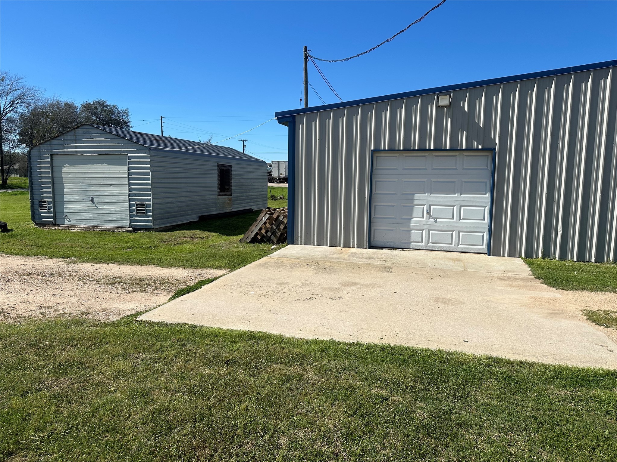 607 E Main Street Property Photo 5