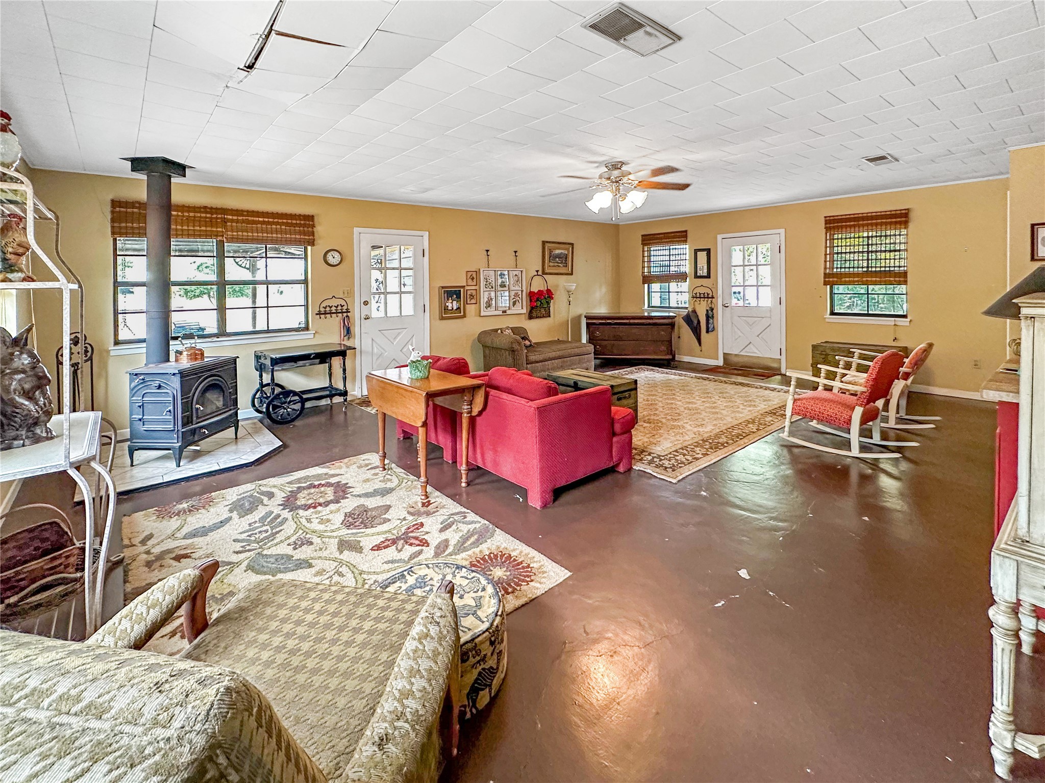 714 S Faires Street Property Photo 8