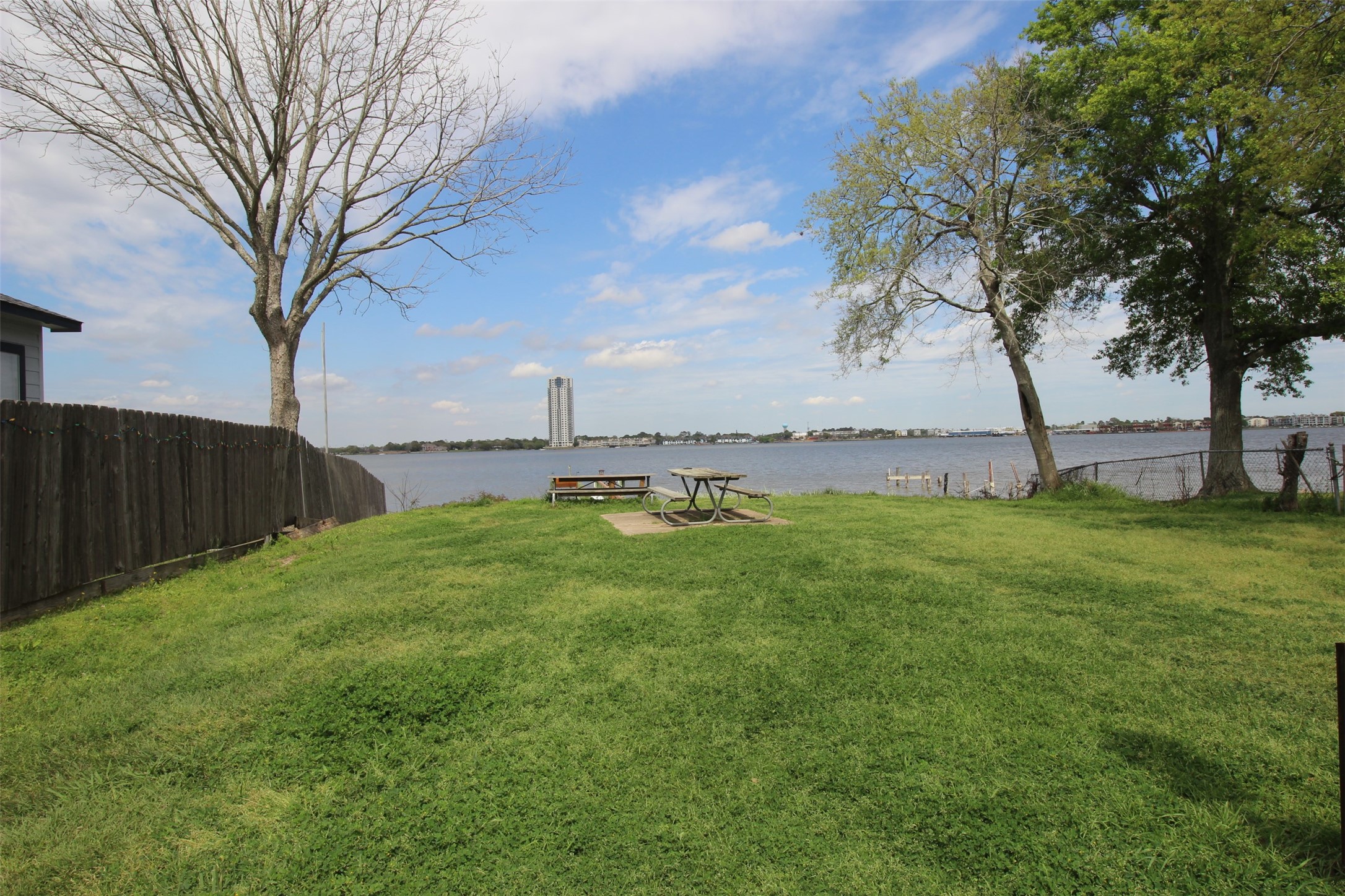 413 Lakeside Drive Property Photo 3