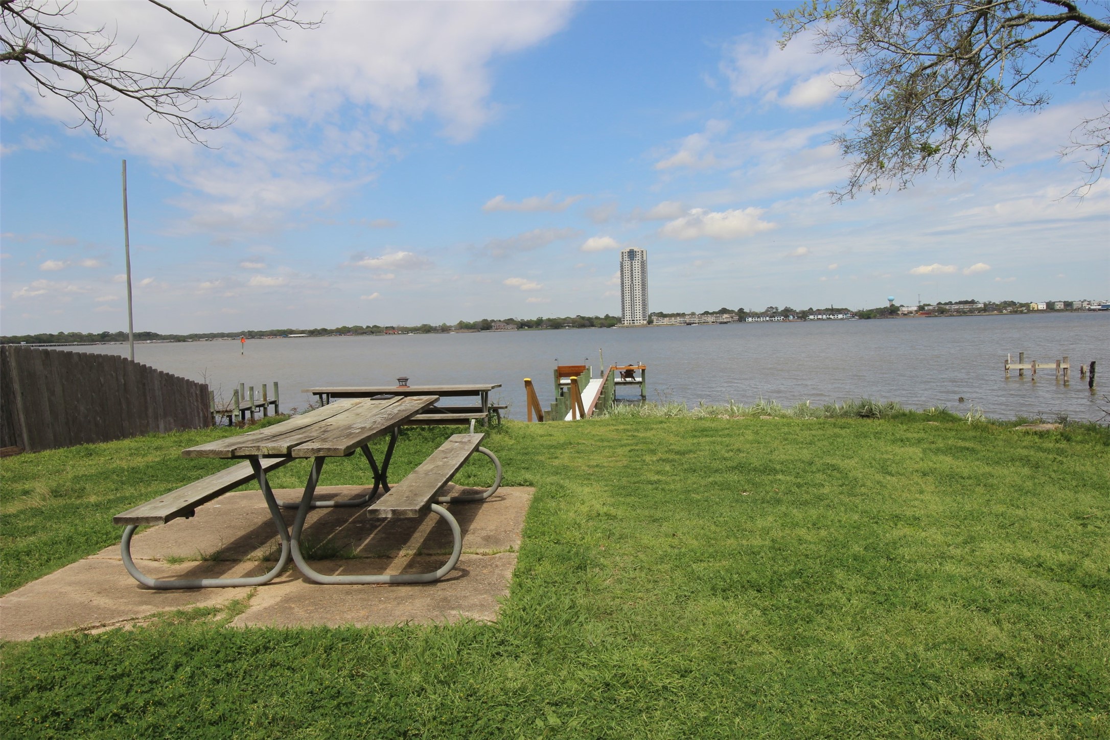 413 Lakeside Drive Property Photo 4