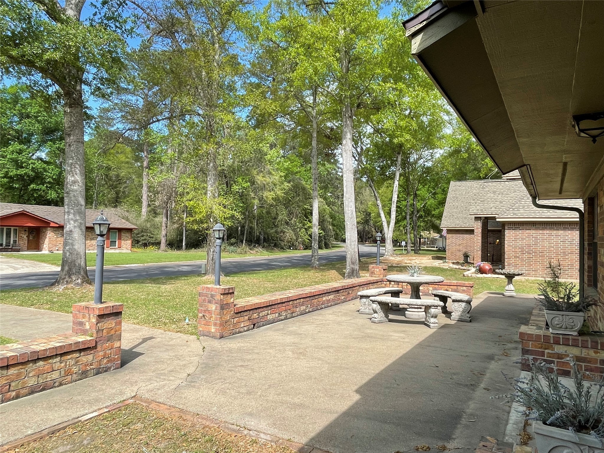 201 Westwood Drive E Property Photo 3