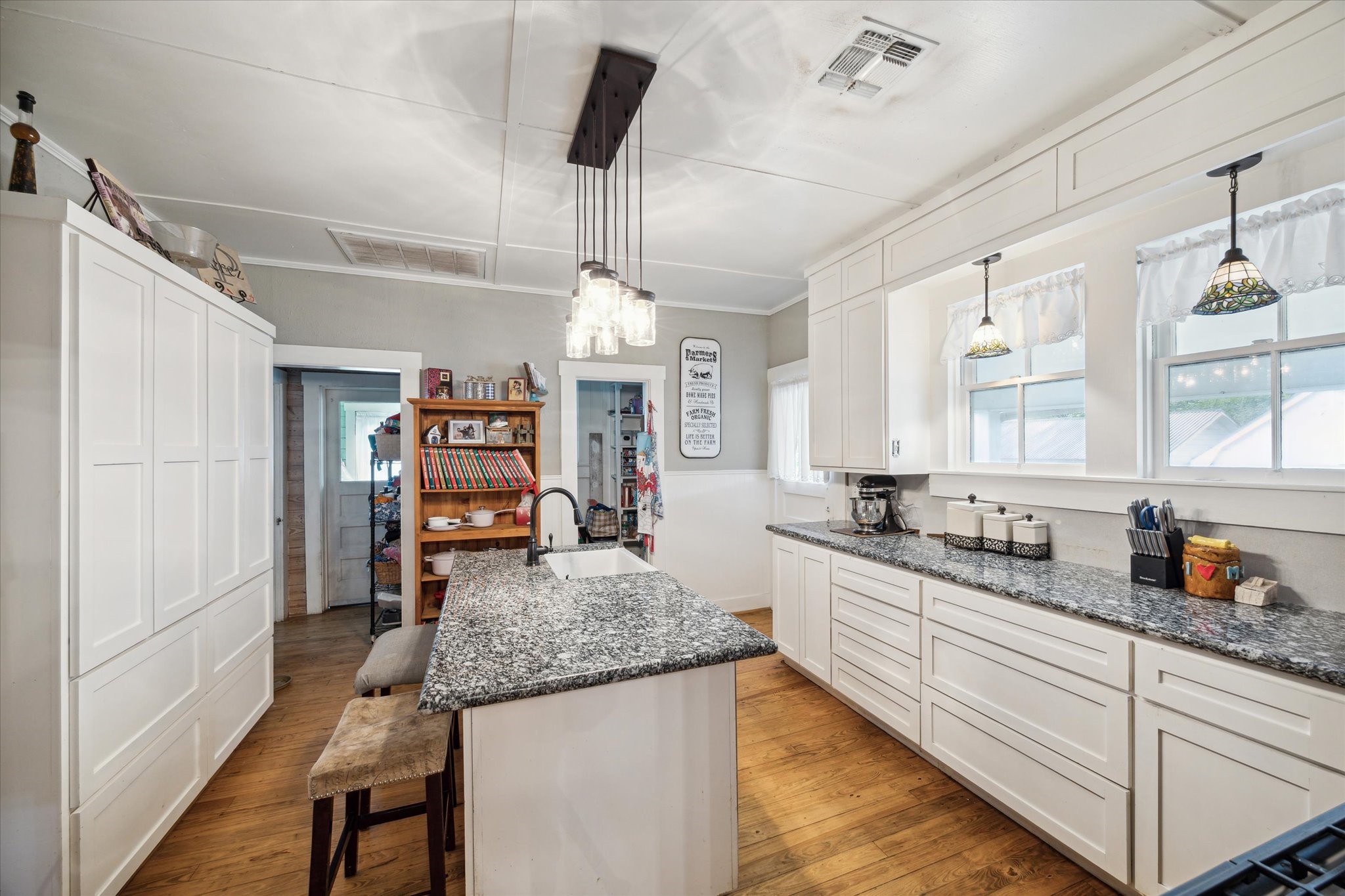 215 N Haupstrasse Street Property Photo 8