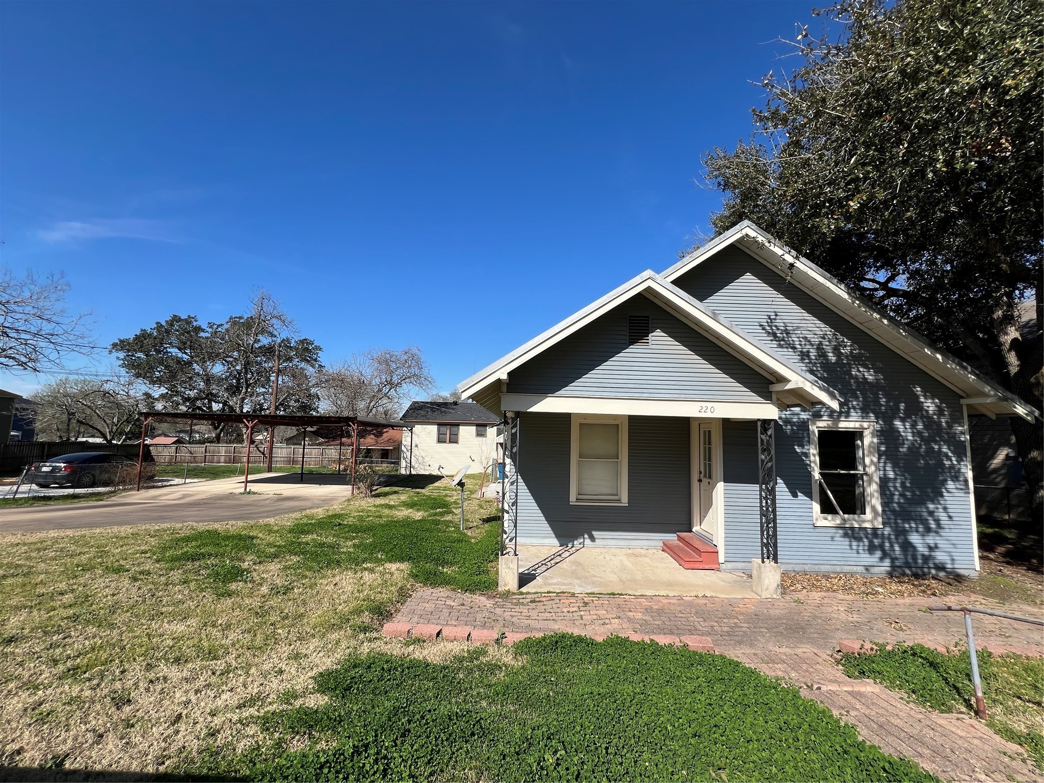 220 S Tesch Street Property Photo