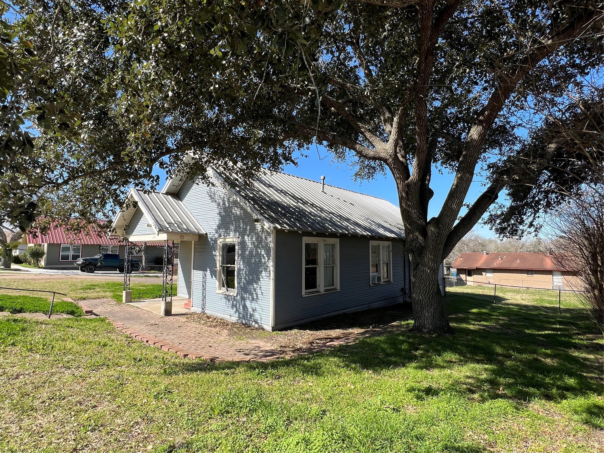 220 S Tesch Street Property Photo 3