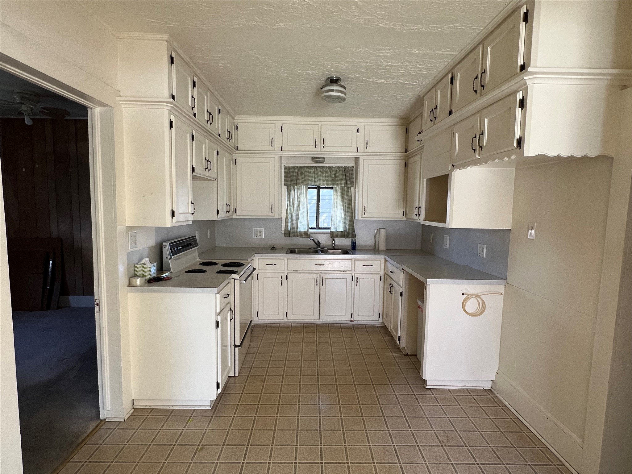 220 S Tesch Street Property Photo 5