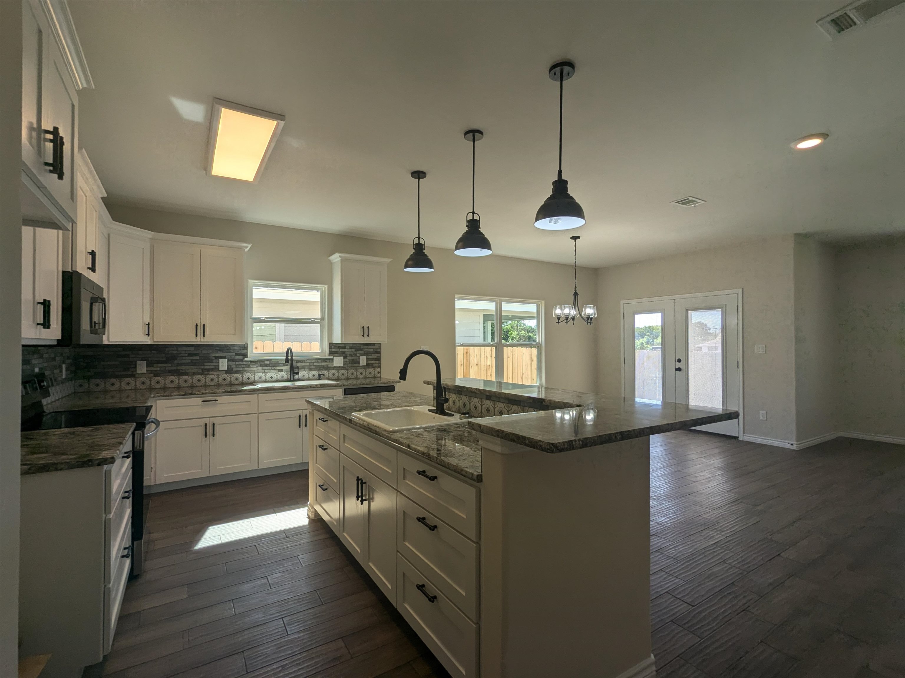 1704 E Avenue G Property Photo 9
