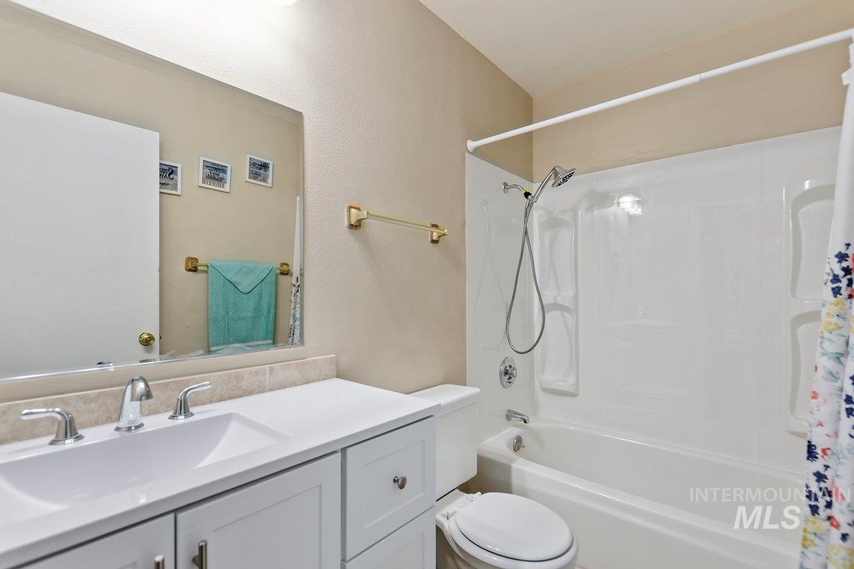 2593 E 3700 N Property Photo 17