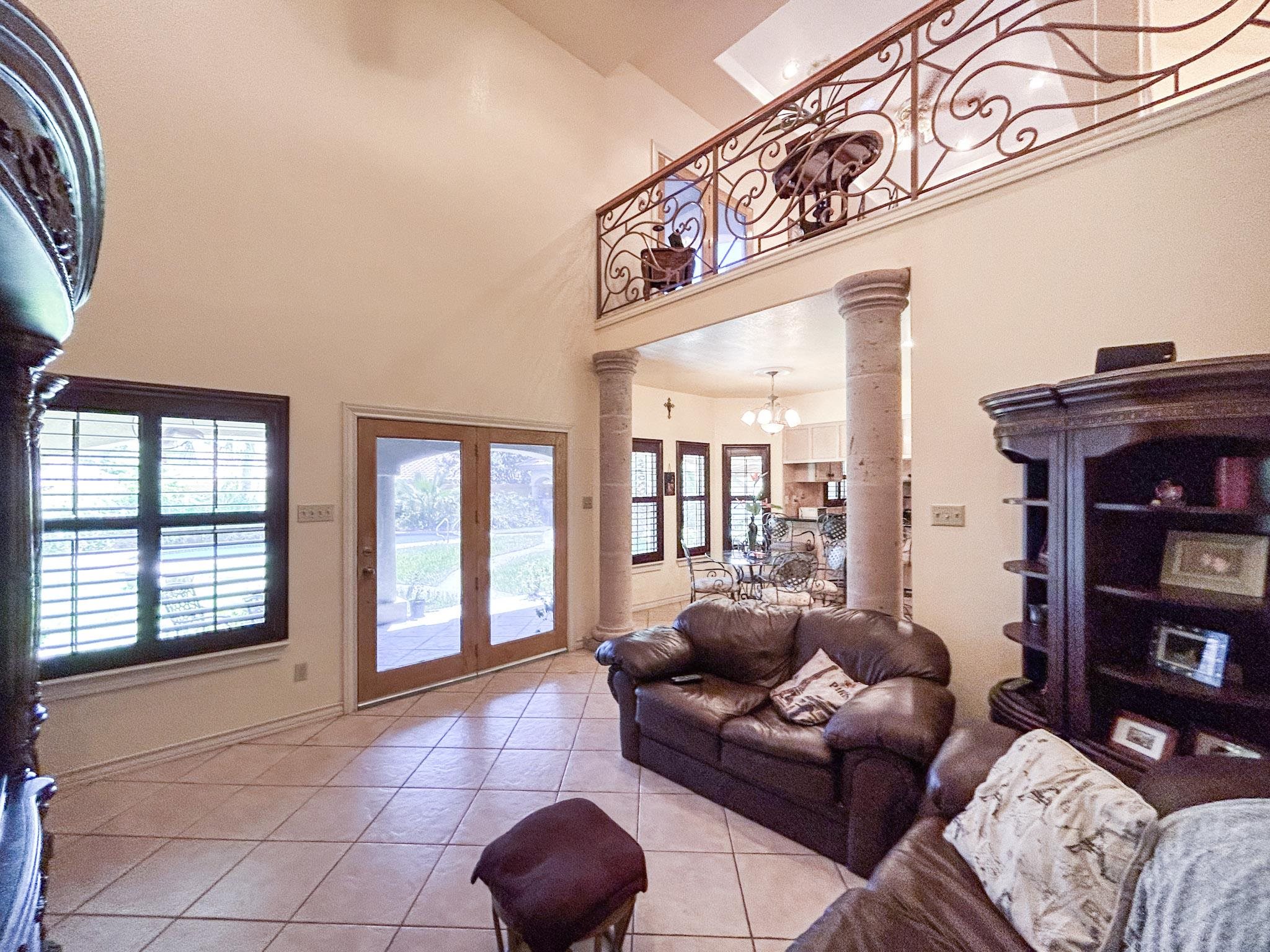 208 Crater Lake Dr Property Photo 6