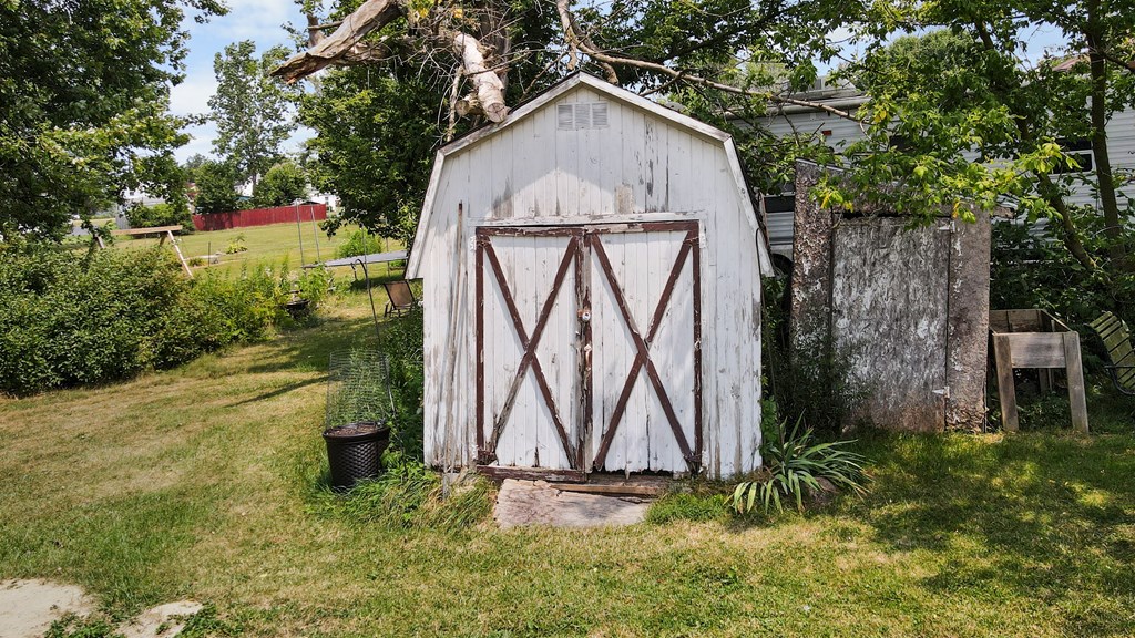 7 N Railroad Property Photo 16