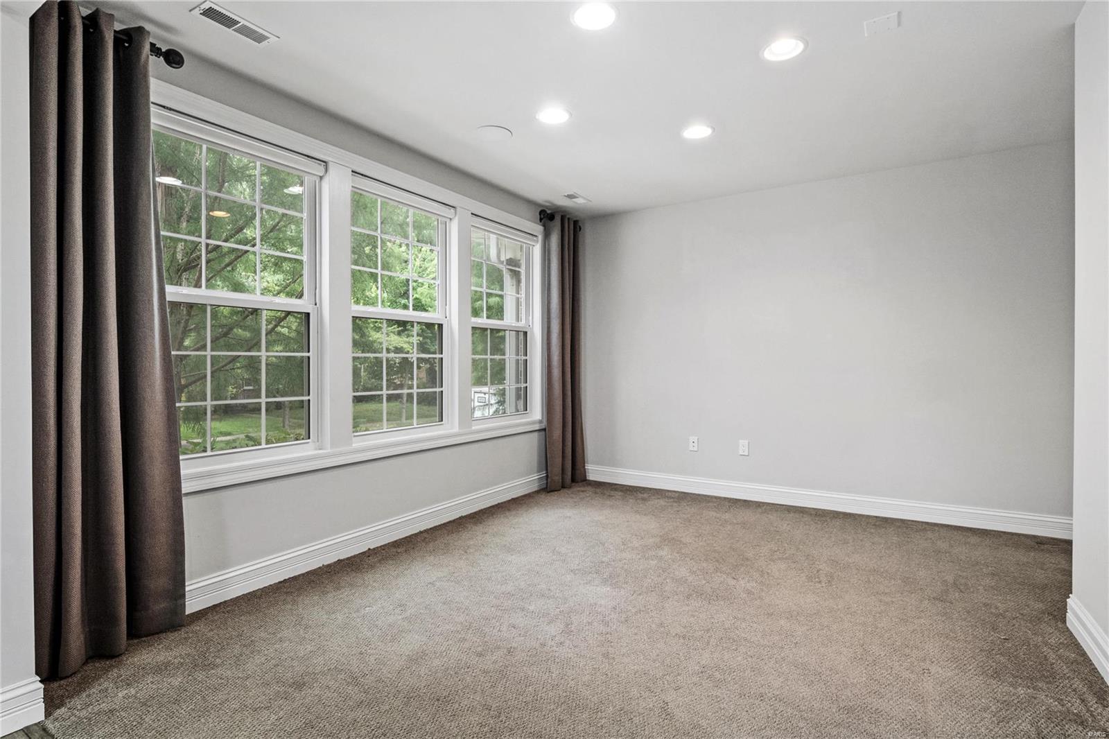 1105 E Linden Avenue Property Photo 4