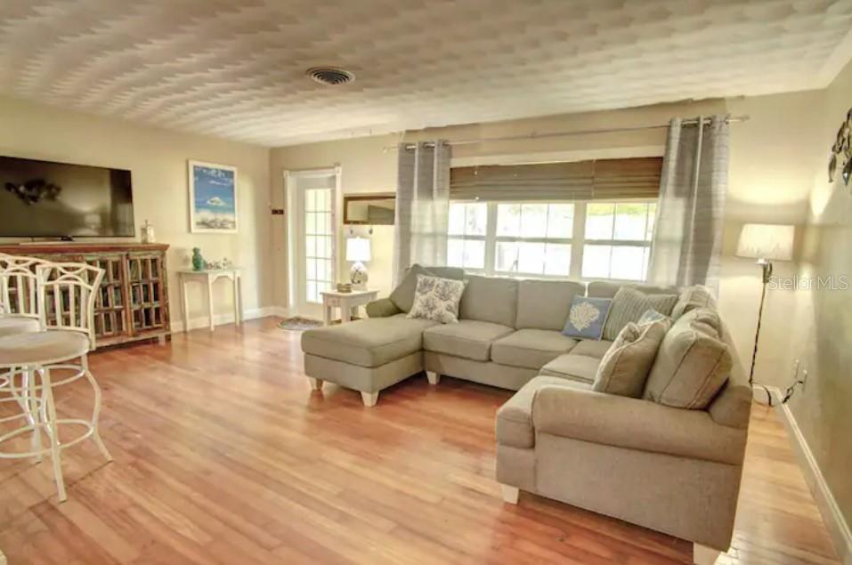7609 Senrab Dr Property Photo 3