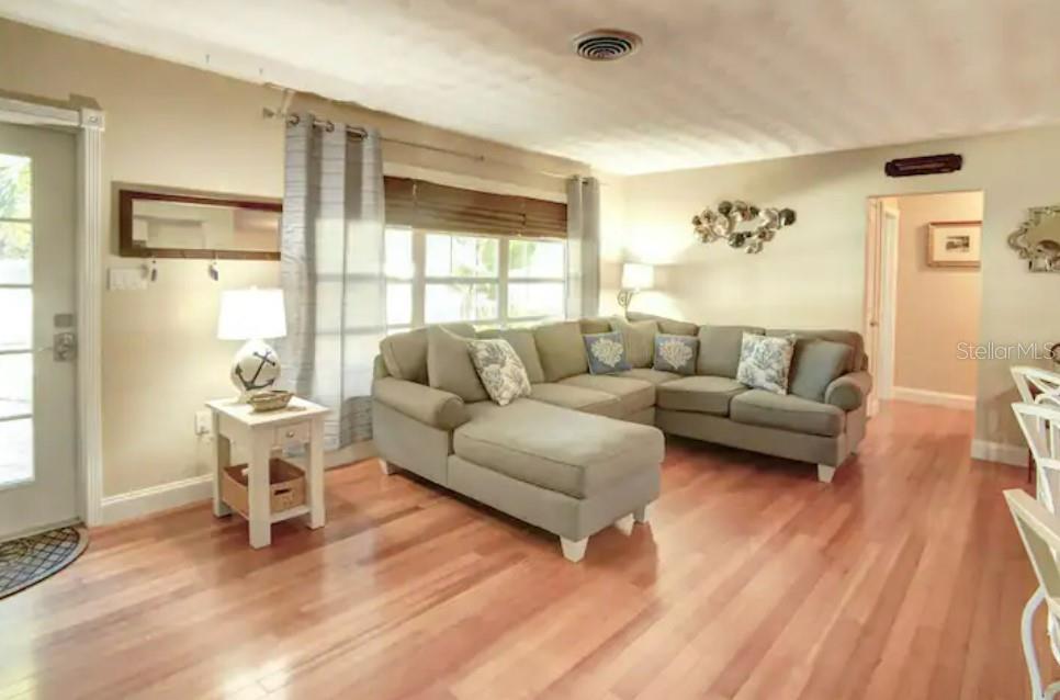 7609 Senrab Dr Property Photo 4