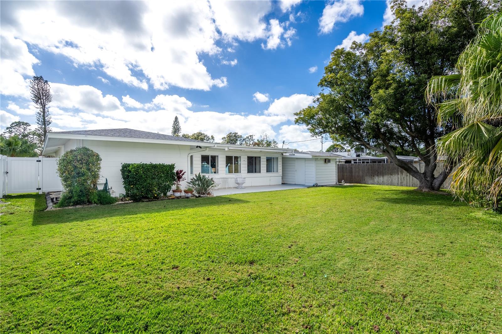 2449 Breakwater Cir Property Photo 11