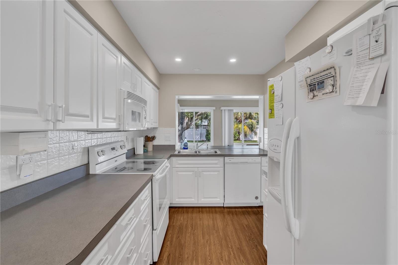 2449 Breakwater Cir Property Photo 12