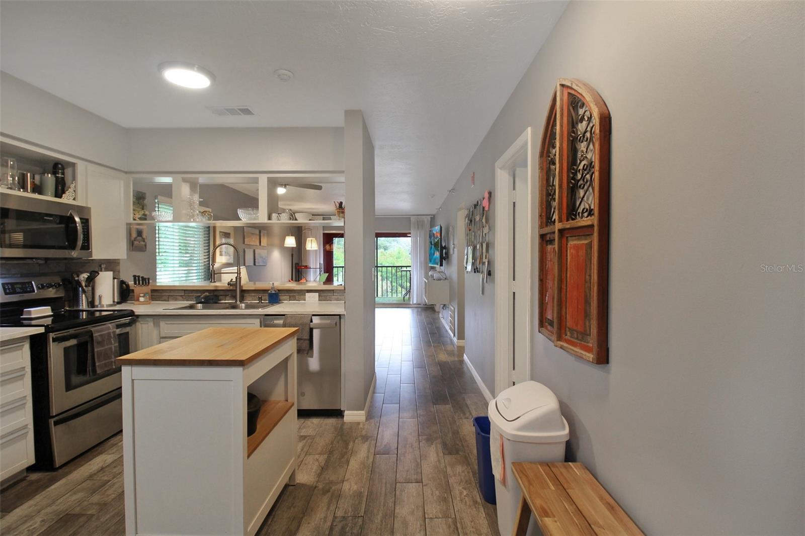 2124 N Tamiami Trl #101 Property Photo 4
