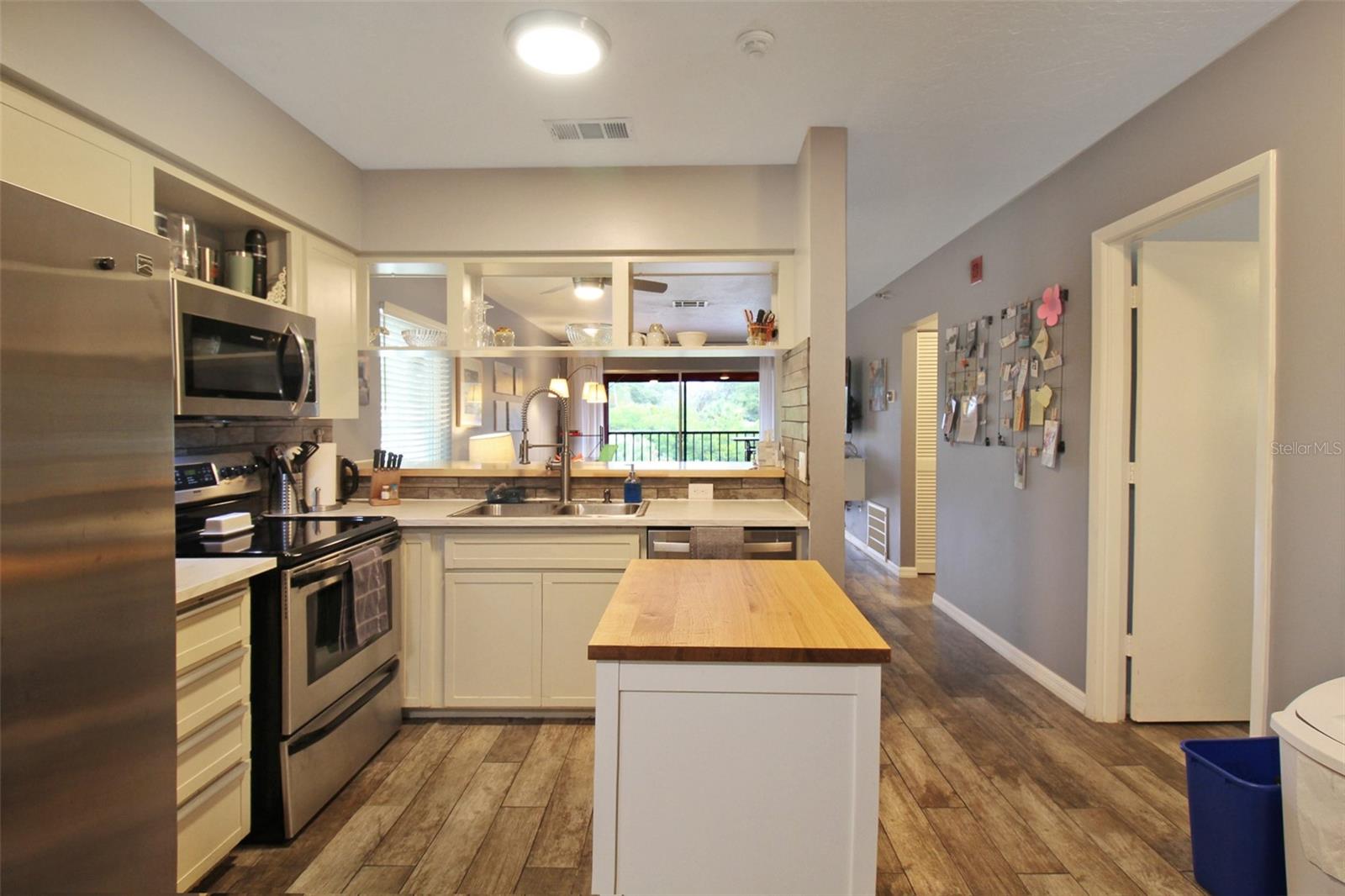 2124 N Tamiami Trl #101 Property Photo 6