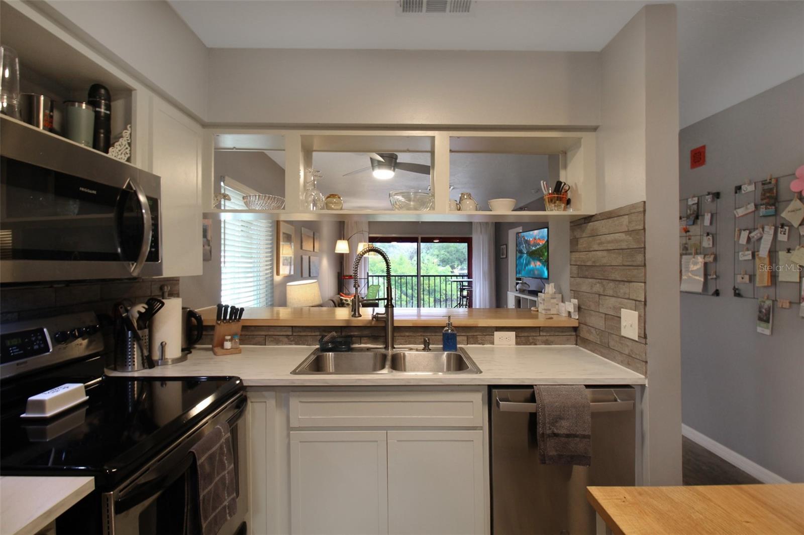 2124 N Tamiami Trl #101 Property Photo 8