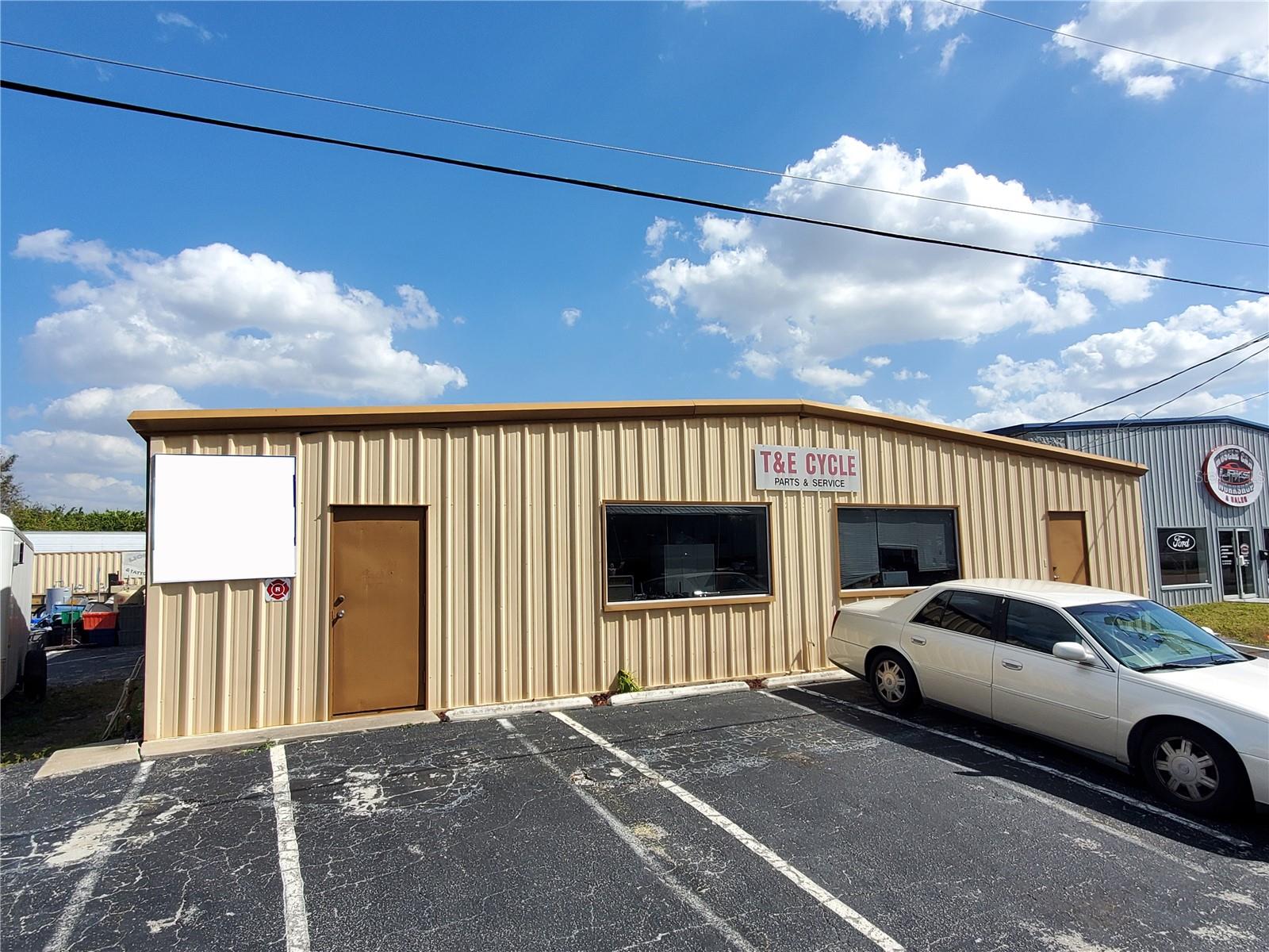 1700 Steadley Ave Property Photo 1