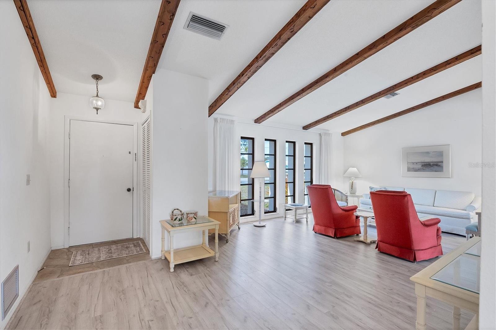 2076 Michigan Ave Property Photo 4
