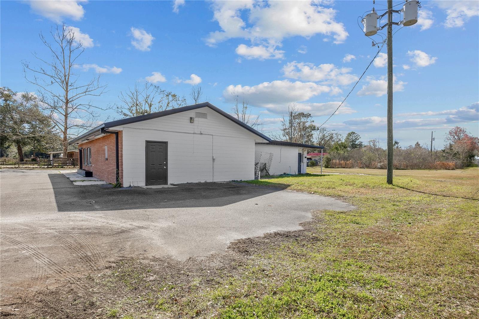 8593 S County Road 231 Property Photo 3