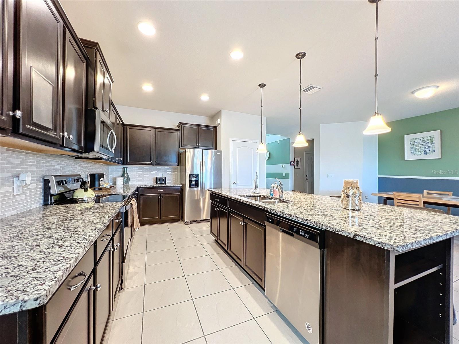 2411 Luxor Dr Property Photo 6