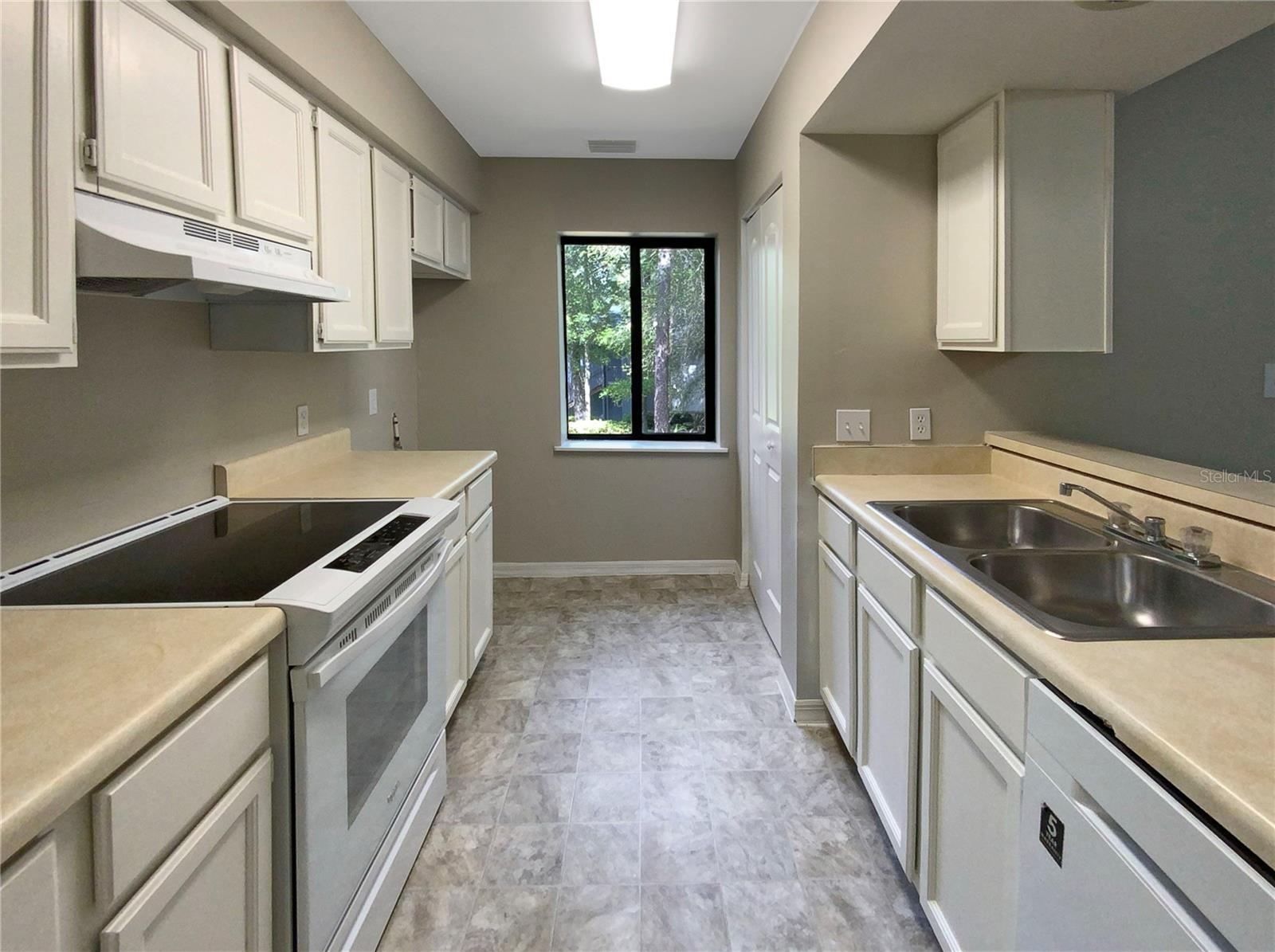 196 Riverbend Dr #204 Property Photo 6