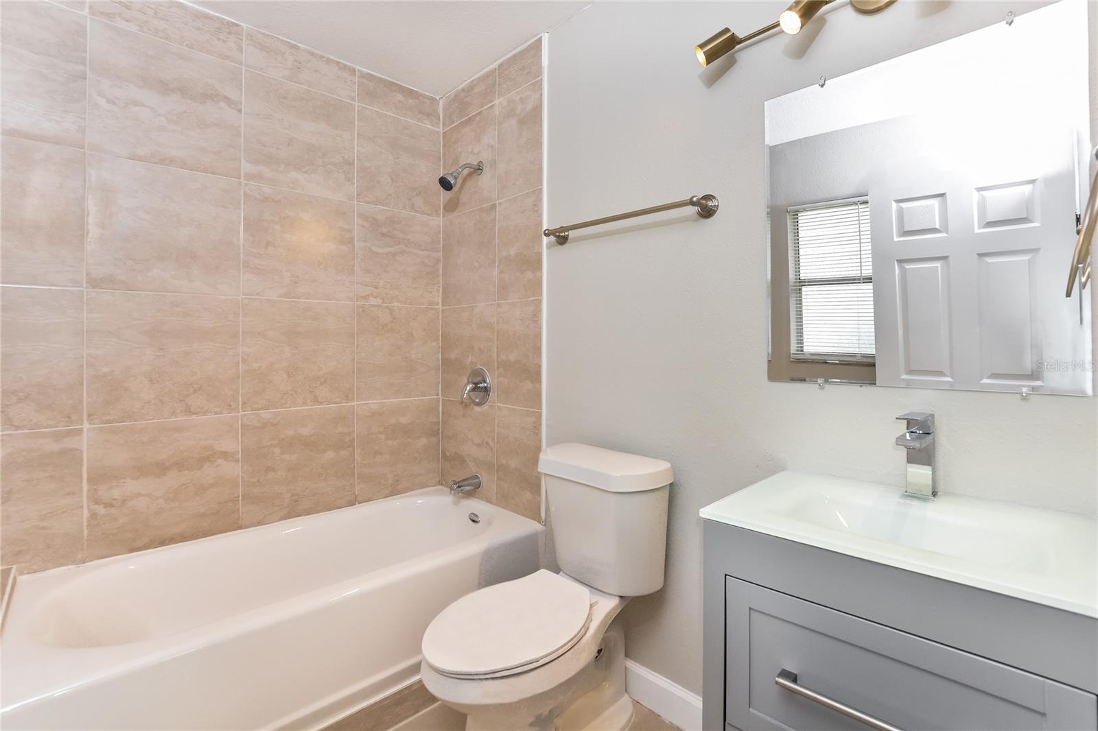 1289 E Harrison St Property Photo 9