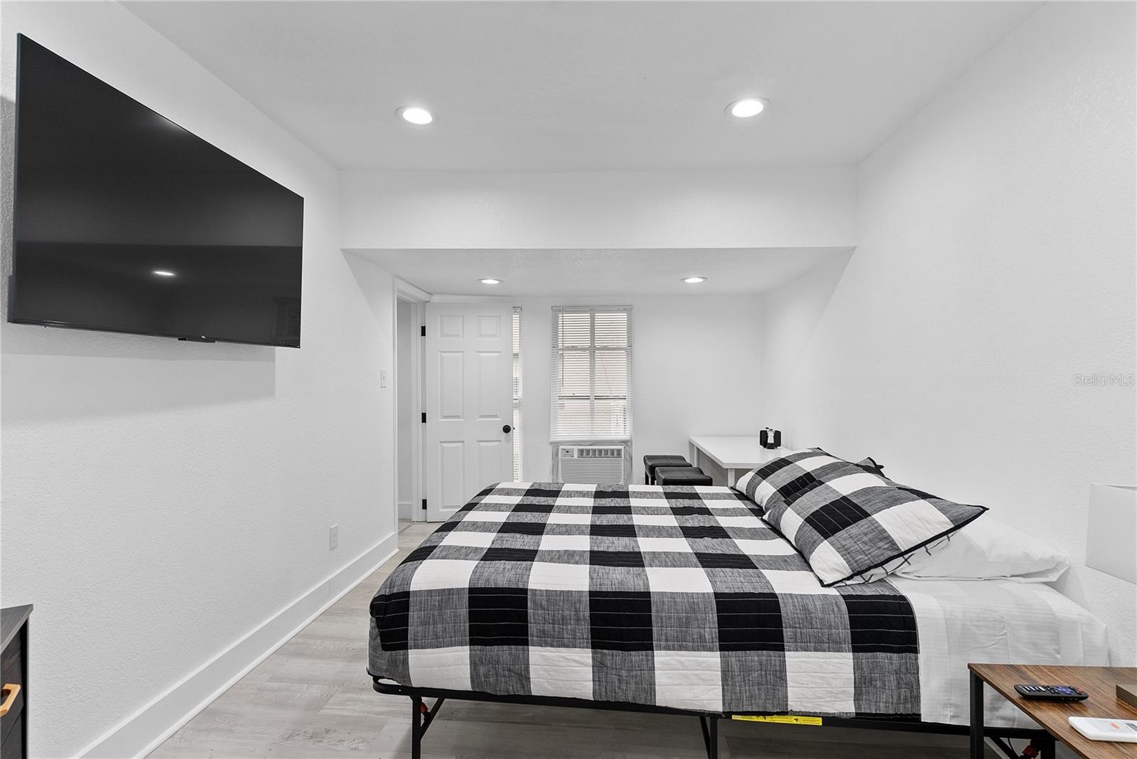 412 E Harwood St #2 Property Photo 7